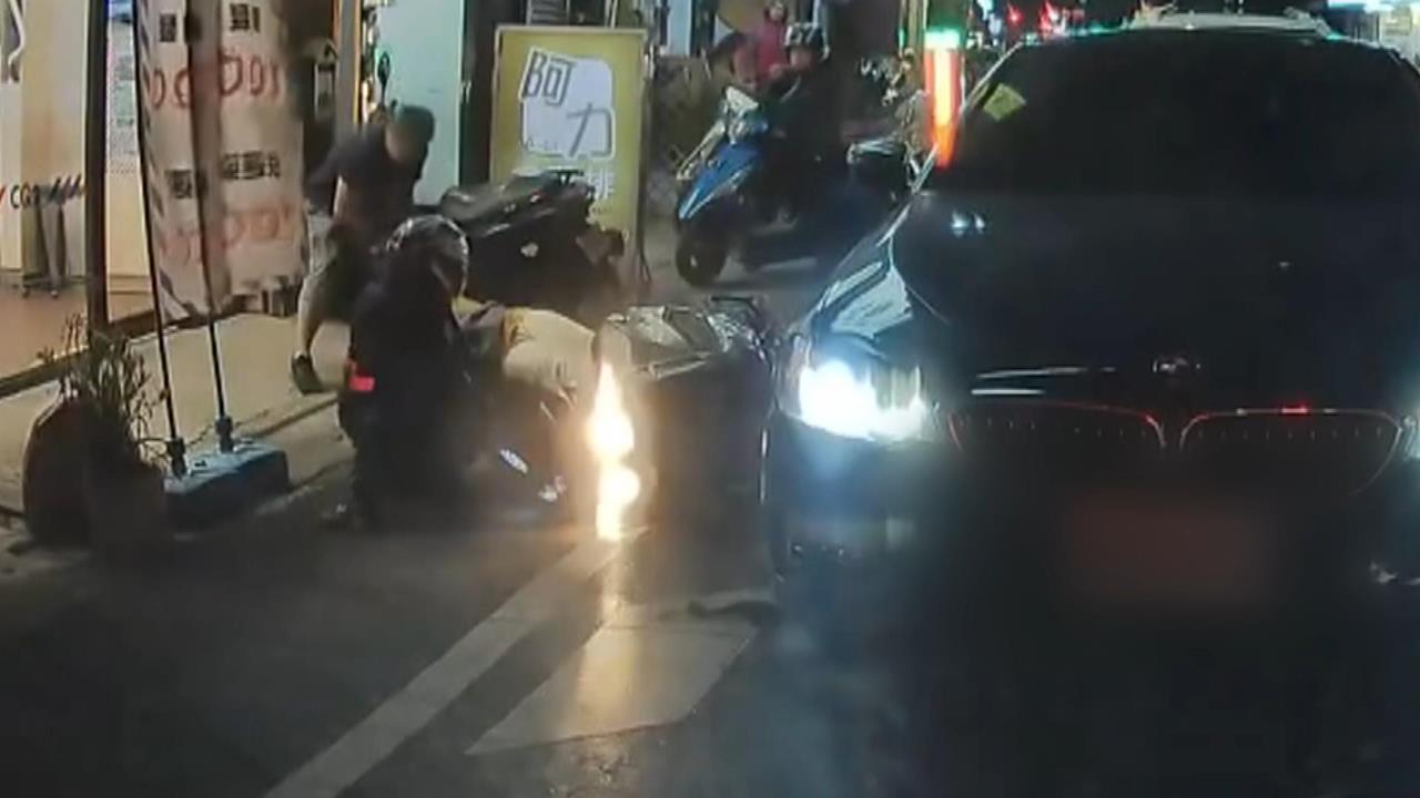 離譜！新竹行人違規過馬路　女子被撞倒地竟繼續講電話