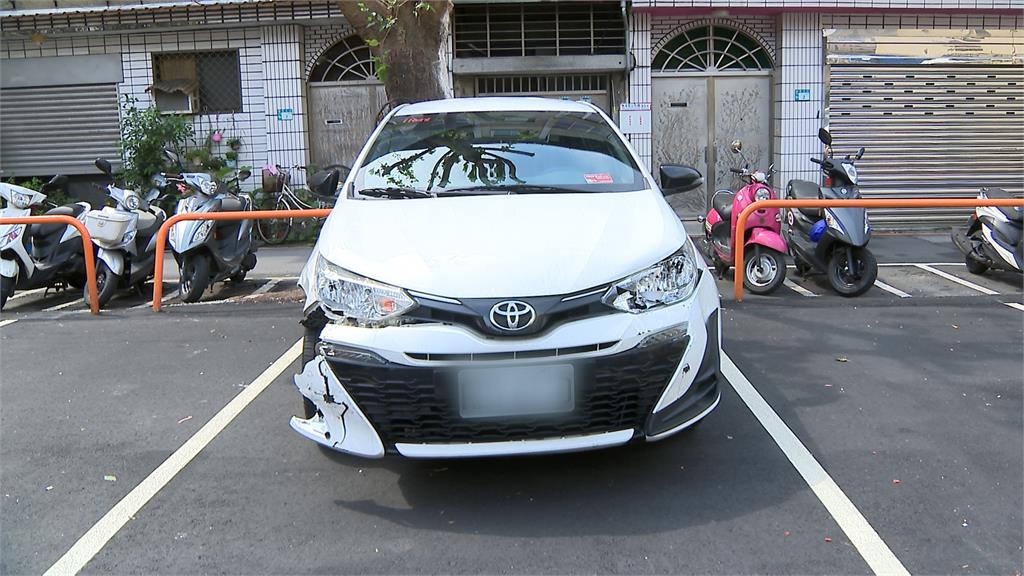 拿友人帳號借共享車!民眾讓母親試開 停車場內突暴衝撞2車