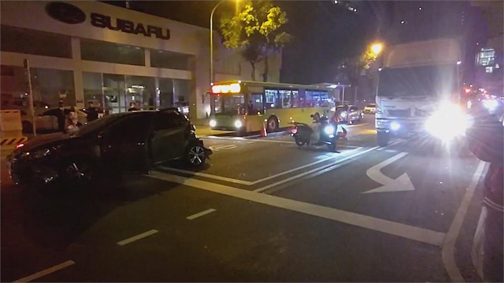 大貨車司機精神不濟　追撞前方2車釀1人傷