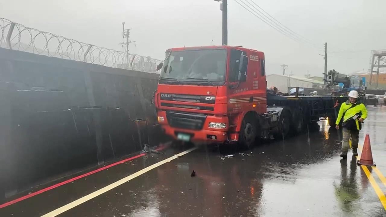 拖板車10噸鋼捲滑落 撞破港務分公司圍牆