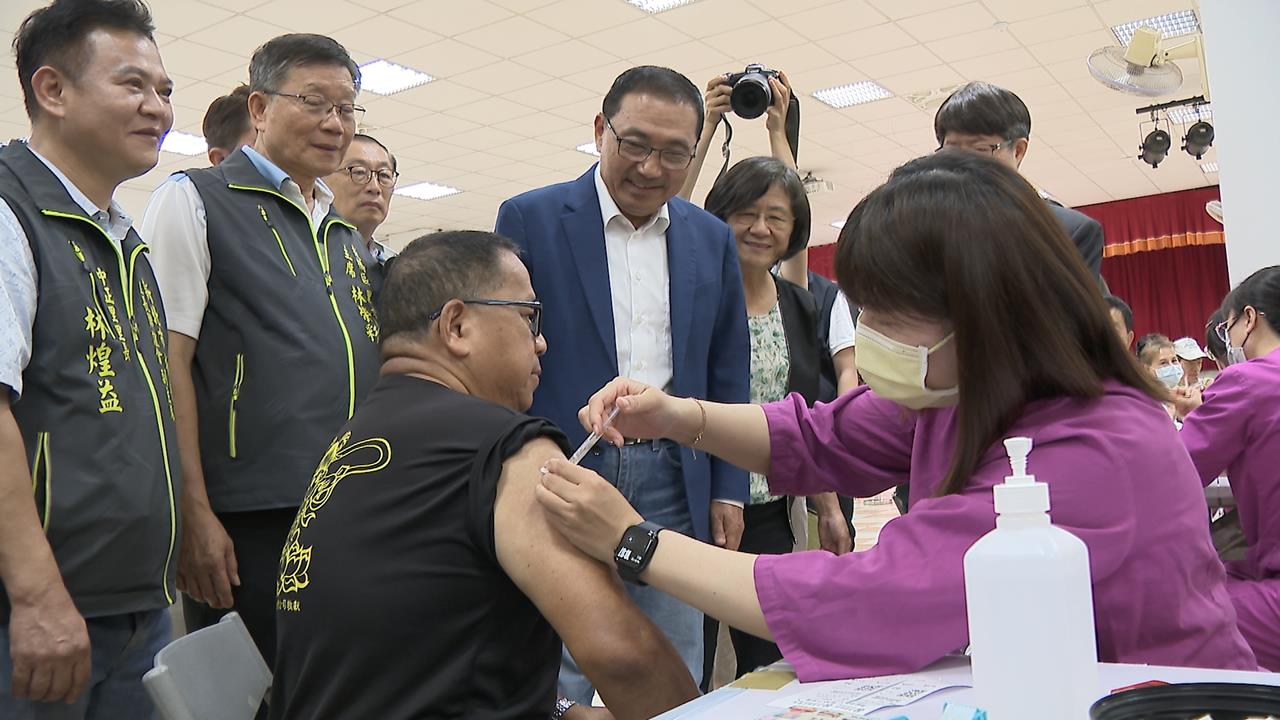 流感及COVID-19疫苗開打　鼓勵「左流右新」健康加倍
