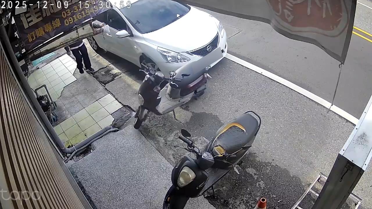 汽車撞倒2台舊機車! 維修費破萬「調解竟只賠一折」