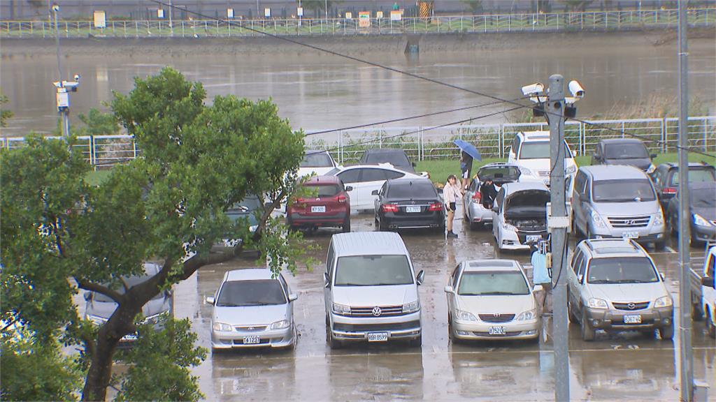 車被淹柯文哲要國民負責炸鍋 柯文哲再問民眾「收到通知為何沒動作」