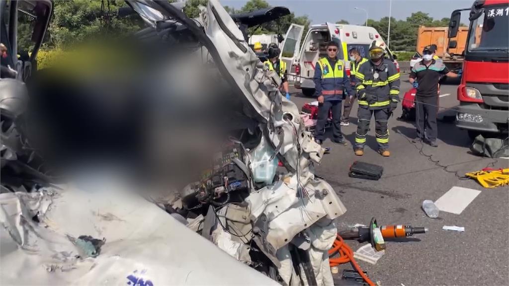 三人一度受困！　國道大貨車追撞兩車2死1傷