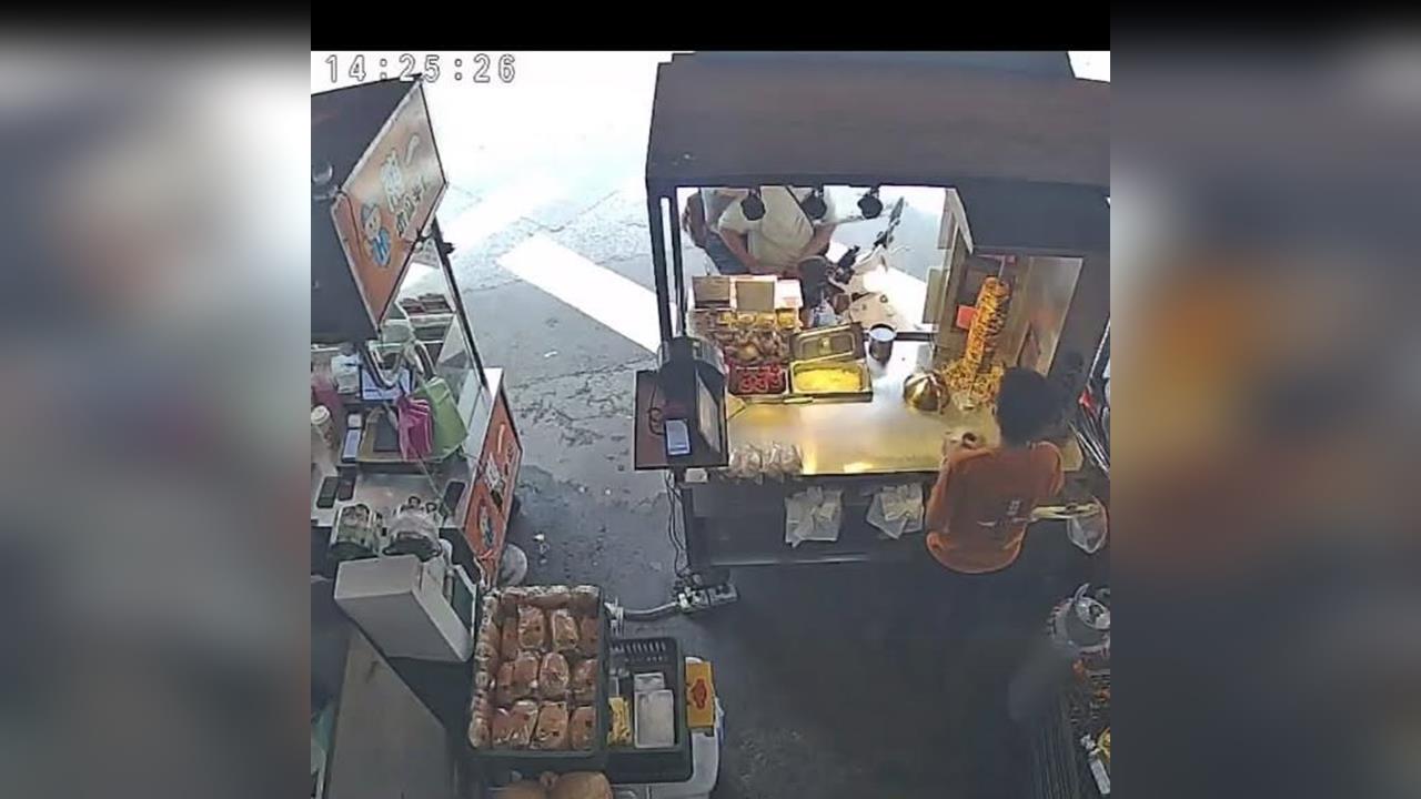 台中不滿取餐等太久　外送員竟怒撞攤車飆罵