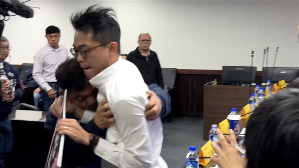 快新聞／台南議會爆衝突！藍黨團挺財劃法　基進議員持「挑戰書」踢館嗆辯論
