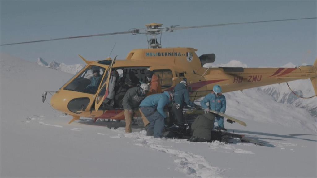 搭直升機上三千公尺高山 駕風浪板超高速滑雪