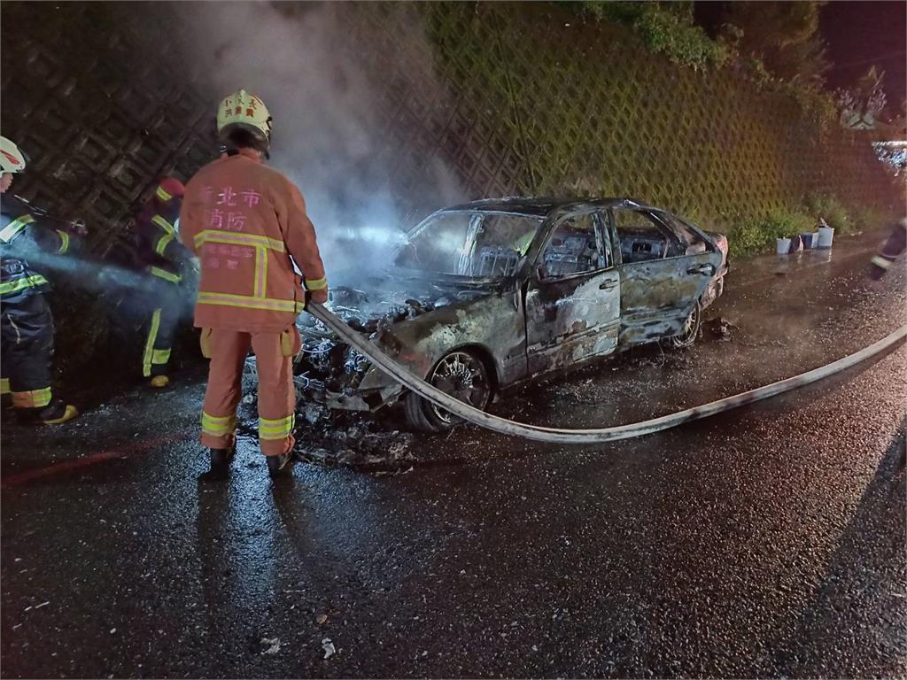 快新聞／淡水晚間驚傳火燒車　車齡25年進口車不明原因起火！幸無人傷亡