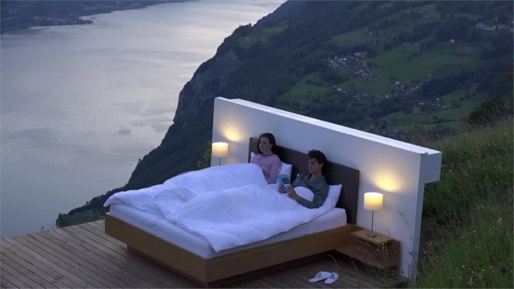 體驗睡在湖畔旁！瑞士「通風無牆客房」只有一張床