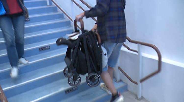 清水服務區電梯在哪裡？　家長找不到電梯硬扛嬰兒車上樓