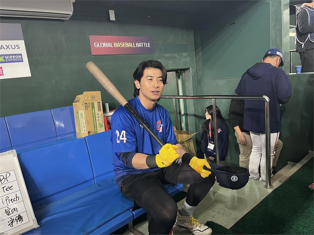 12強賽／賽前溫馨「台日友好」！隊長陳傑憲與小園海斗交換球棒