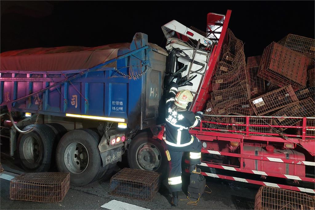 快新聞／國一南下林口路段「大貨車追撞砂石車」1死！　交通嚴重打結