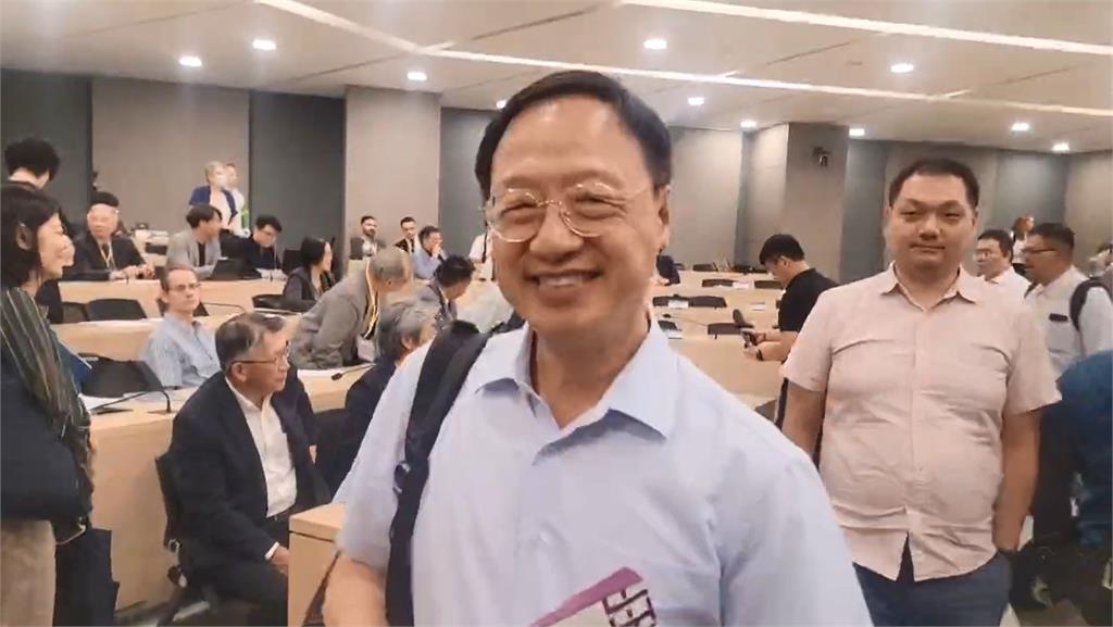 快新聞／騎YouBike現身政大！接棒蔣萬安選市長？　江宜樺笑回3字