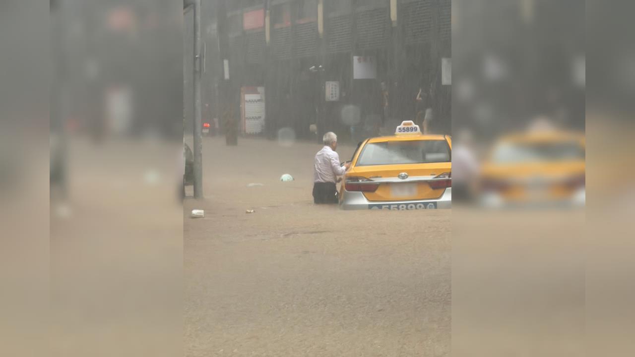快新聞／雨彈炸雙北！內湖淹大水「名嘴也受災」怒嗆蔣市府：水溝有在清嗎？