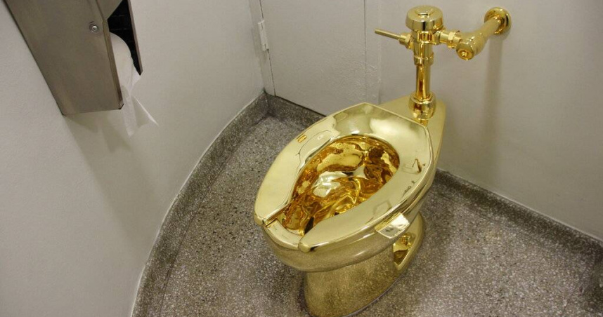 18K金馬桶真的能沖水！紐約蘇富比拍賣被買走　驚人價格曝