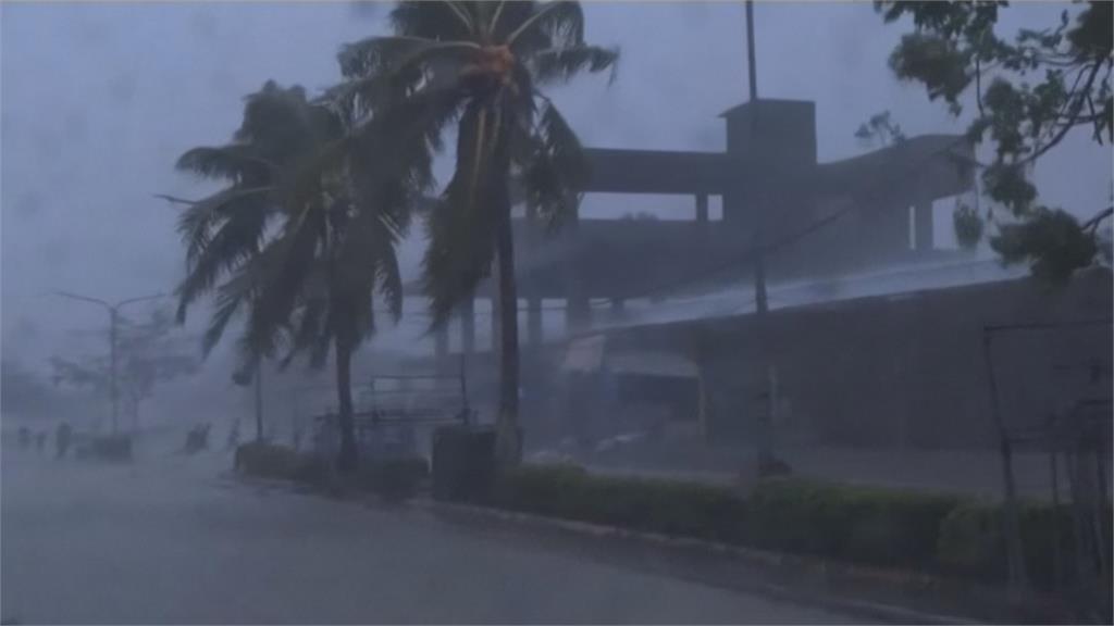 超級颱風「雷伊」挾狂風暴雨登陸　菲律賓錫亞高島瞬淹大水