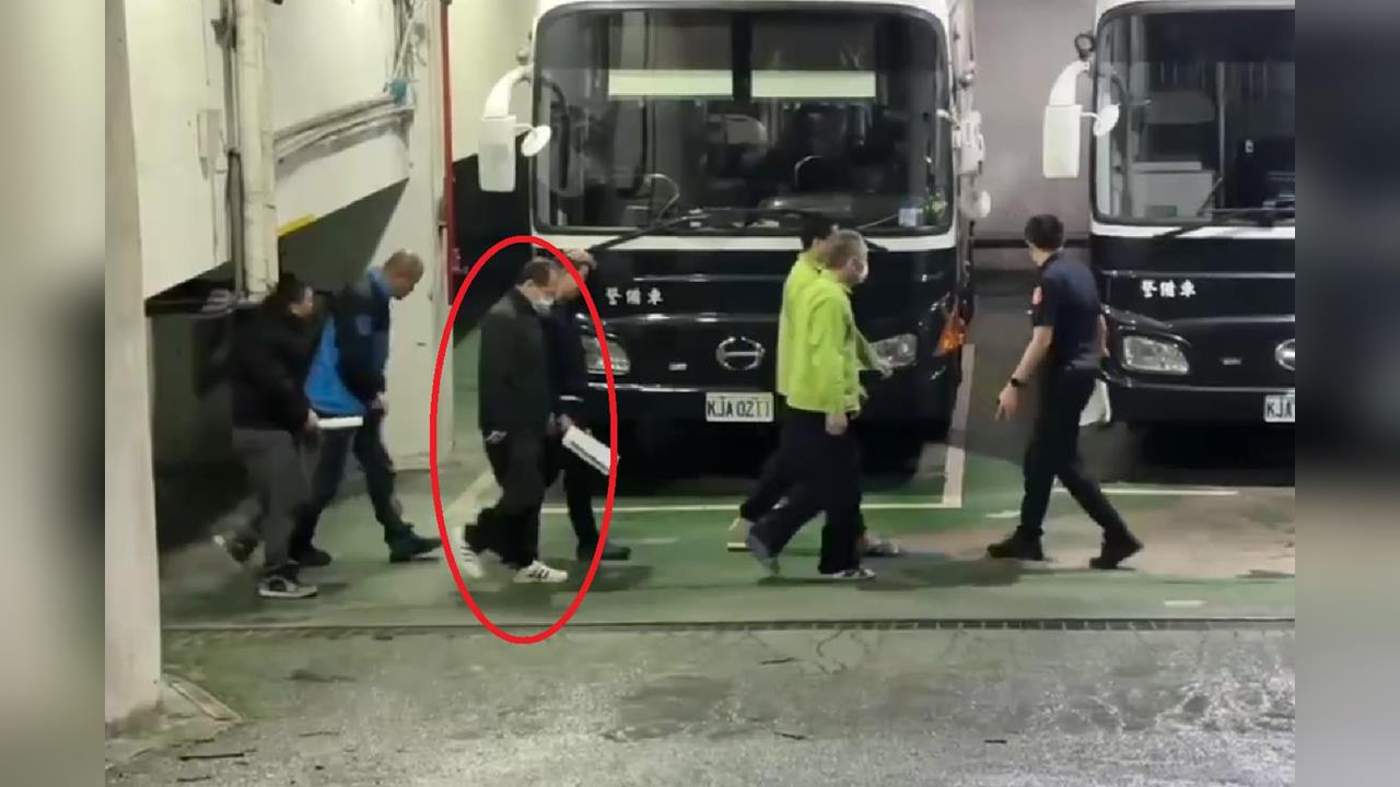 快新聞/重判逾55年!「最貪黃金署長」黃季敏火速發監 上囚車畫面曝光