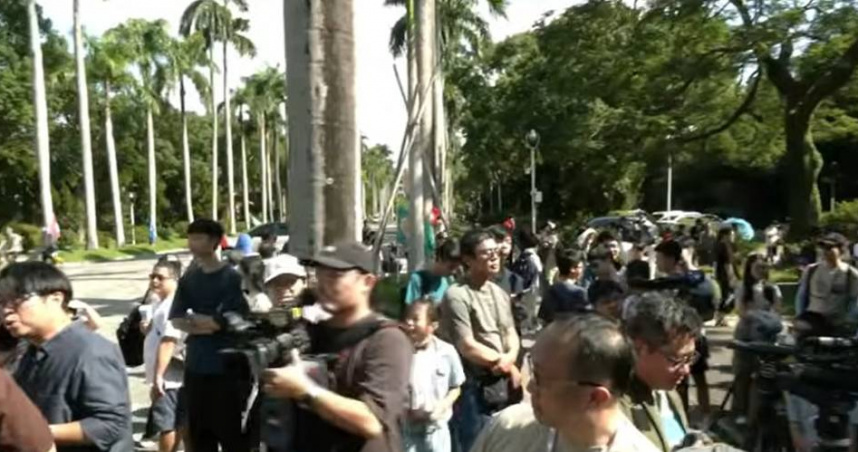 400人白排隊!大氣系預測失準又放鳥「傳明分批發放」 地理系神救援補發300杯飲料