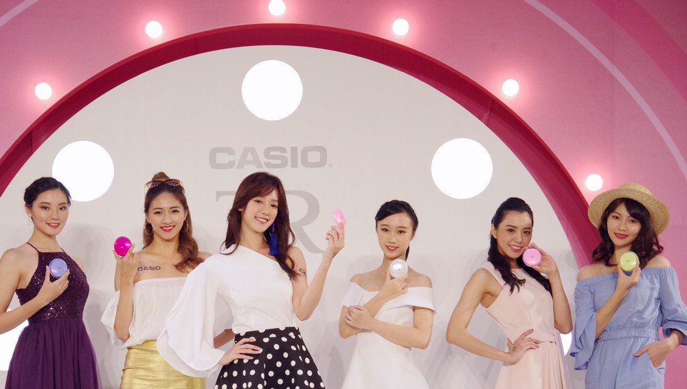 少女們手中的數位粉餅盒， Casio TR mini 聚光蜜粉機在台推出