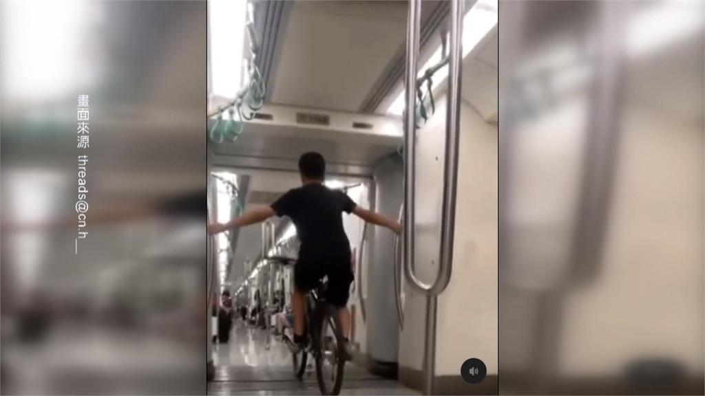 學生騎單車高捷「耍特技」？　擋連通道雙手放開遭PO網