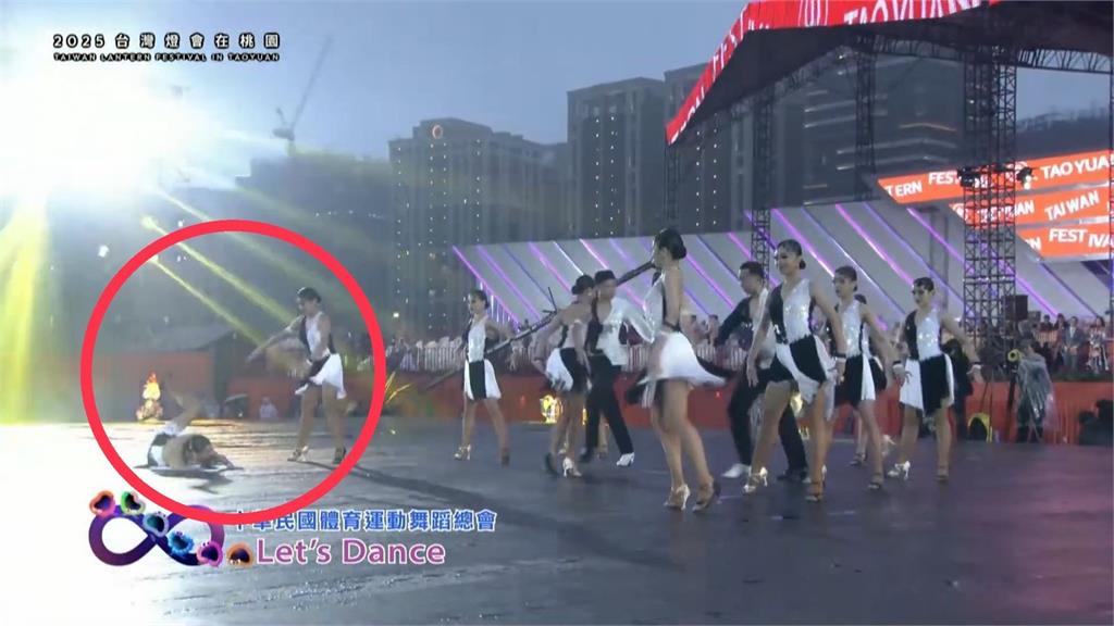 台灣燈會桃園青埔開幕 下大雨舞台溼滑「表演者慘摔」