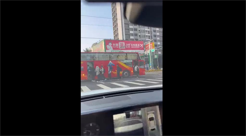 快新聞／傻眼！竹北校車停路口等學生上車　誇張畫面全曝光