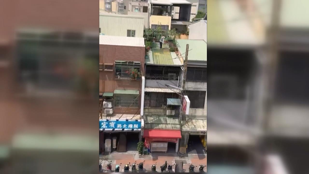 空中菜園！91歲伯爬鐵皮屋頂澆花種菜　民眾目擊直呼好危險