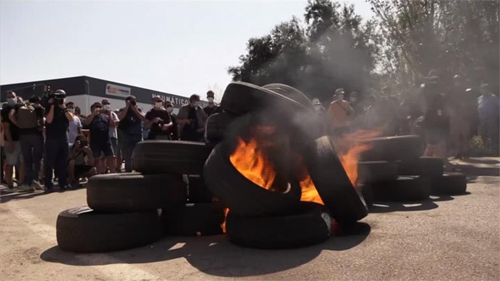不滿日產汽車關廠 巴塞隆納員工燒車輪抗議