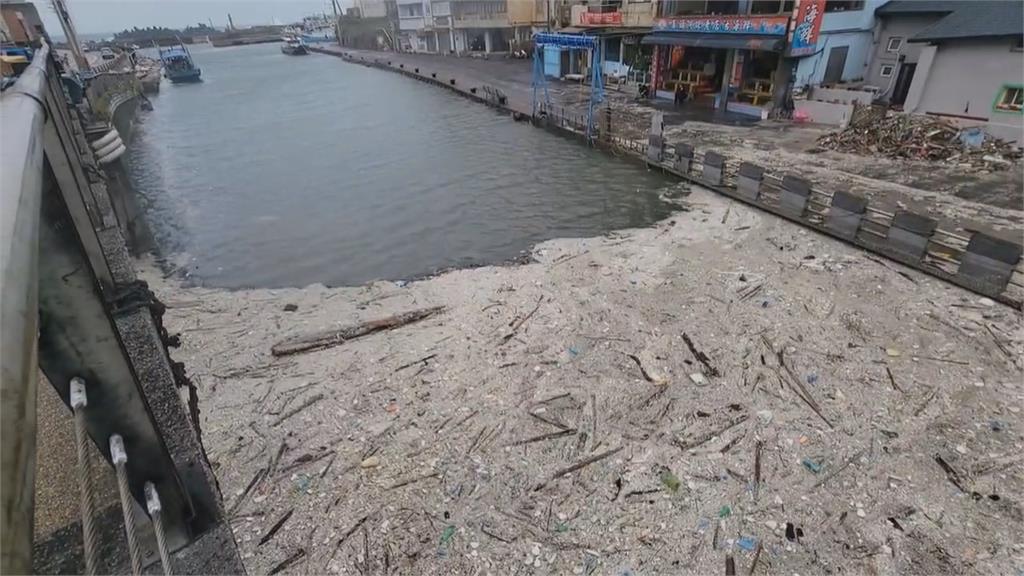 「卡努」颱風長浪+大潮　鼻頭港現大量海廢垃圾