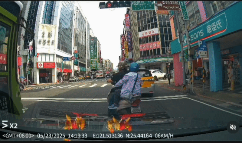 北市78歲翁「紅燈8秒」仍硬闖!暴衝瞬撞全被錄「網猛抓1機車」慘了