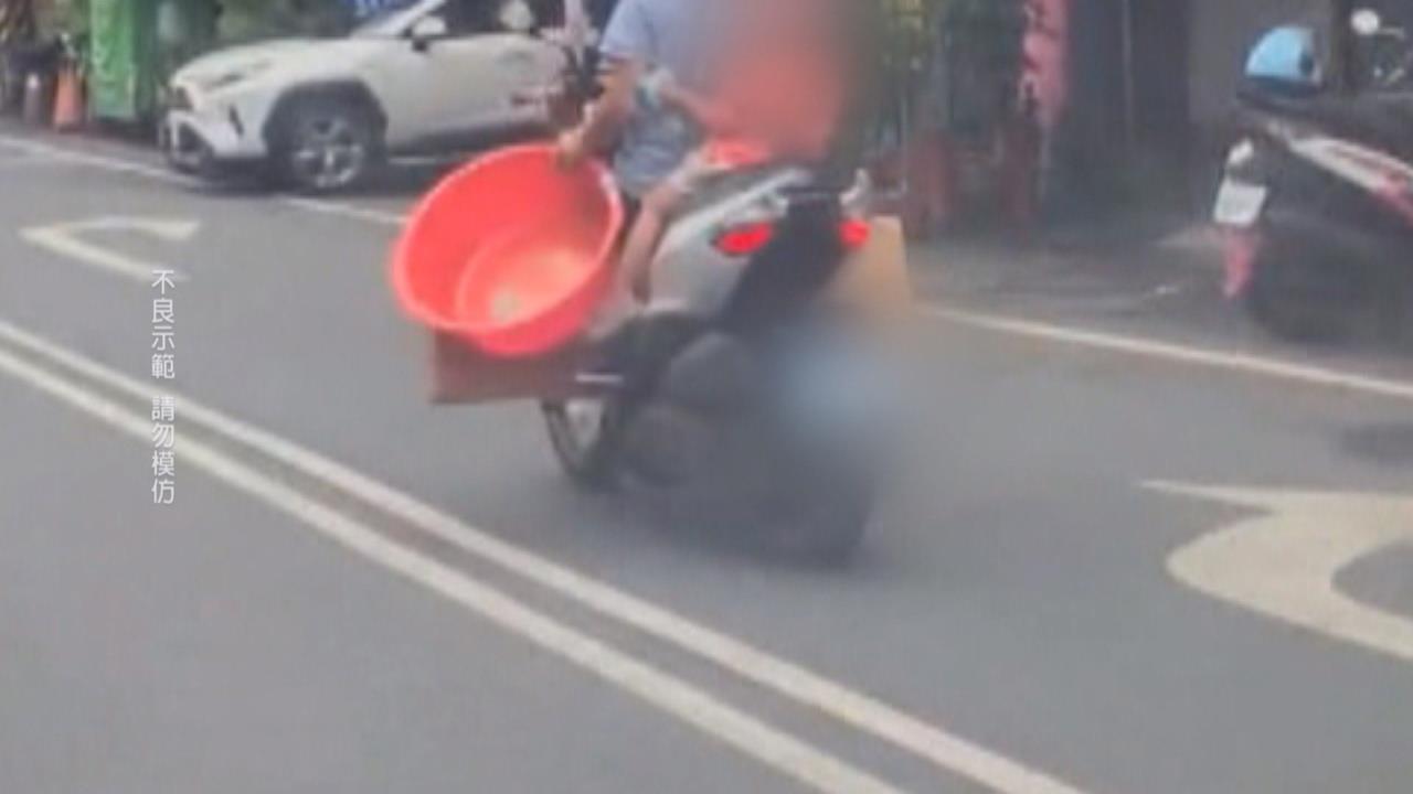 超危險!　埔里婦人單手騎機車載貨又載童
