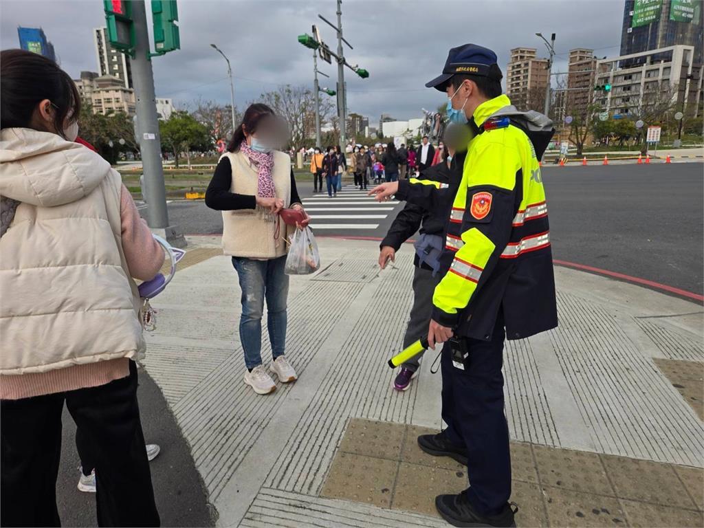 燈會賞燈不慎掉錢包　熱心民眾報警助失主找回