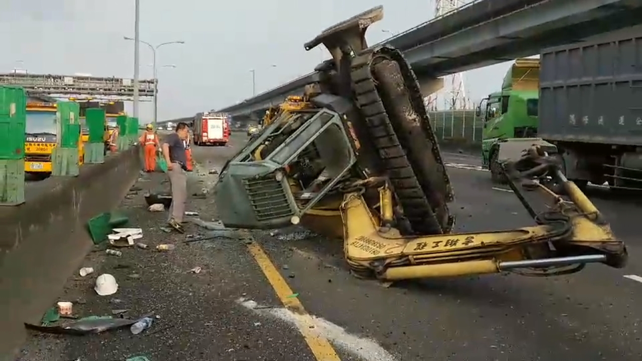 國1拖板車自撞怪手飛對向 車流堵塞