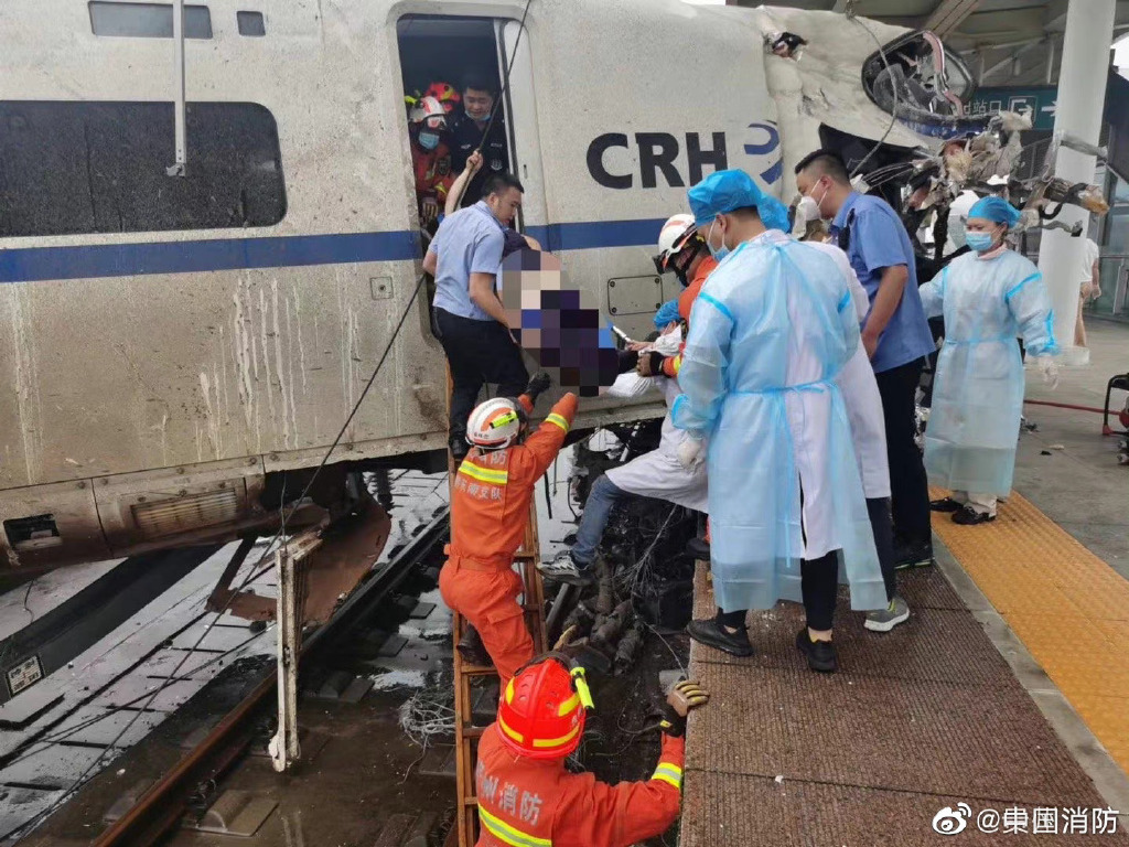 快新聞／中國列車出軌意外「司機身亡」　車頭全毀猛烈撞擊照曝光