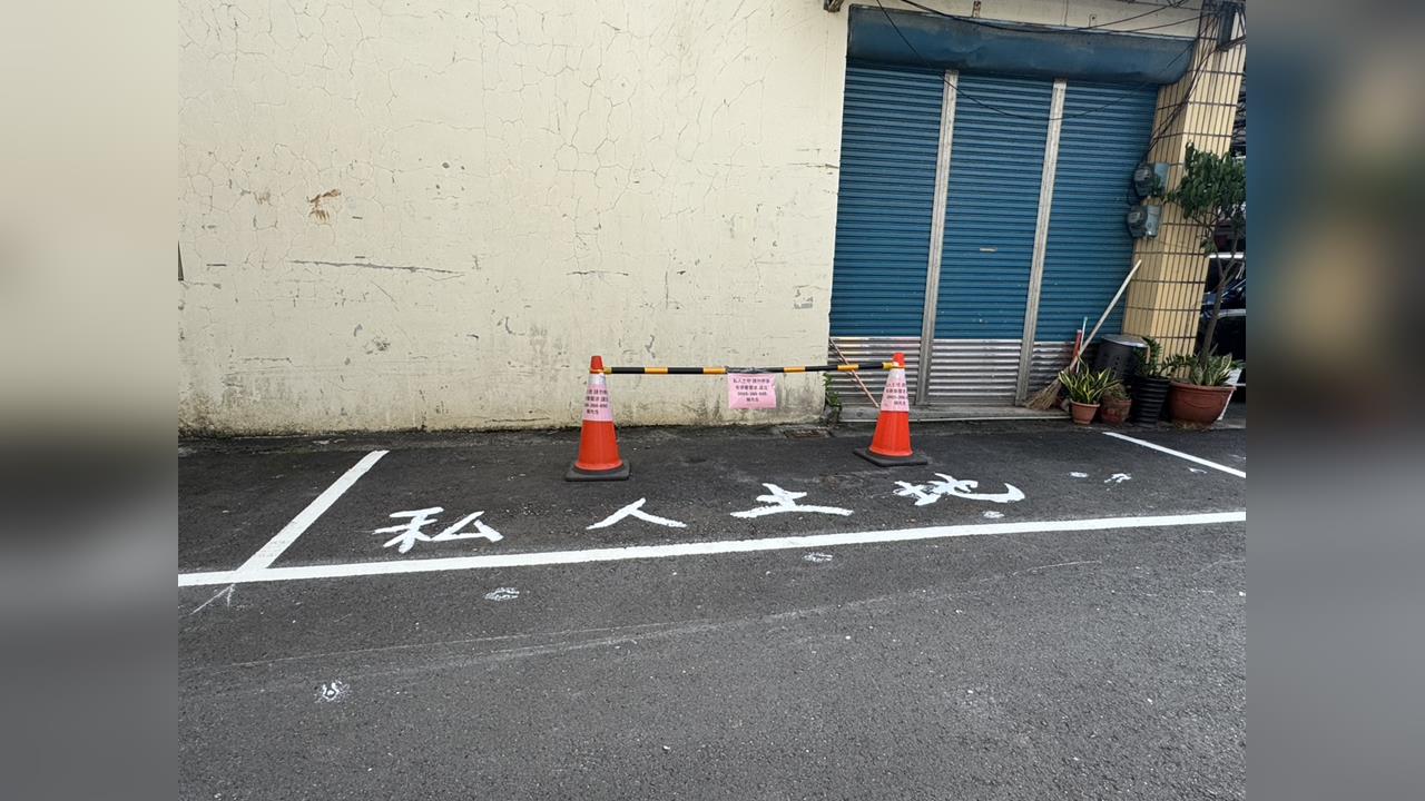宜蘭道路亂象！住家門口冒出車格　轉角庇護島擠壓車道成「大路障」