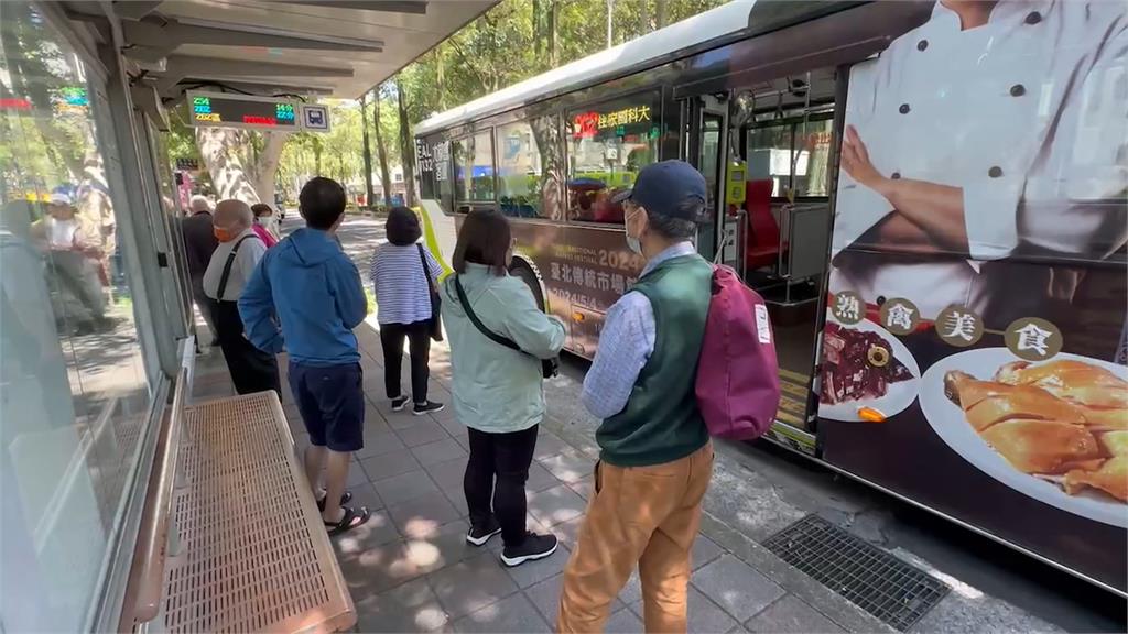 囧了！北市262電動公車突沒電　乘客原地下車換車搭