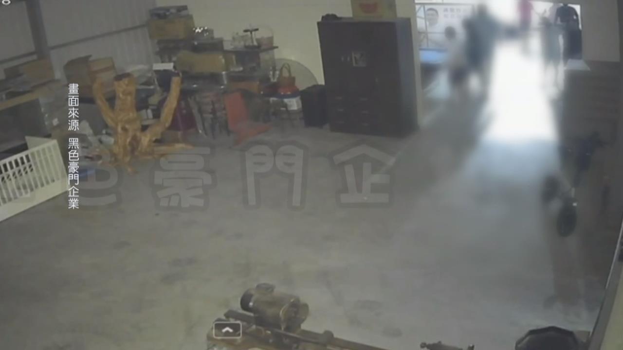 喬債糾紛？　10餘黑衣人持刀擄人不成　竟開車撞斷腿