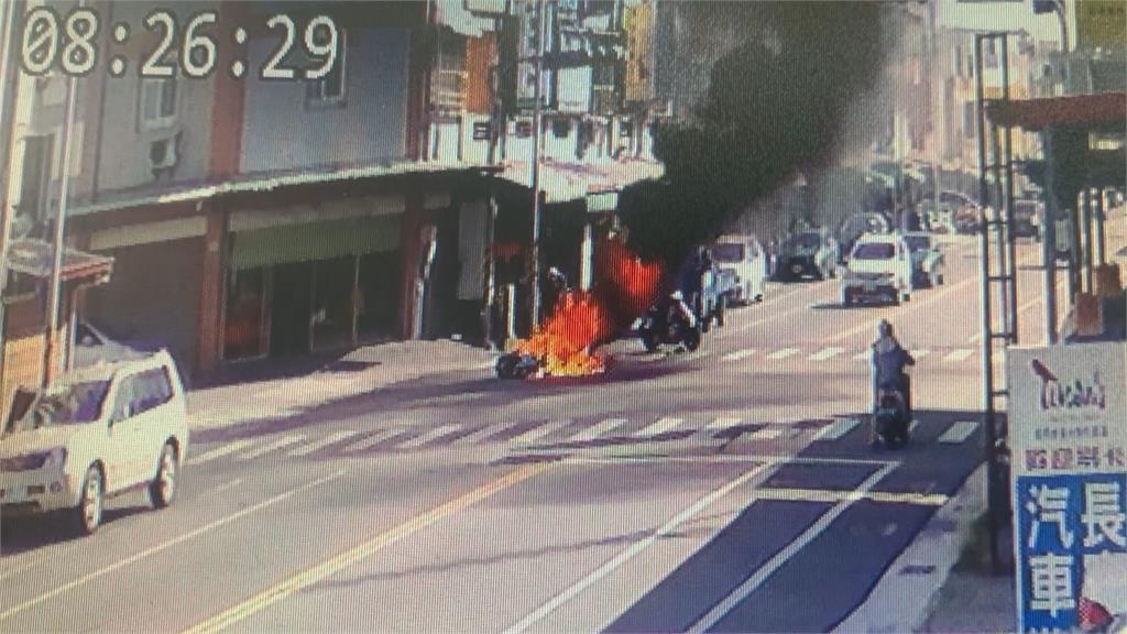 驚悚！兩女大生機車追撞摔車 「燒成一團火球」