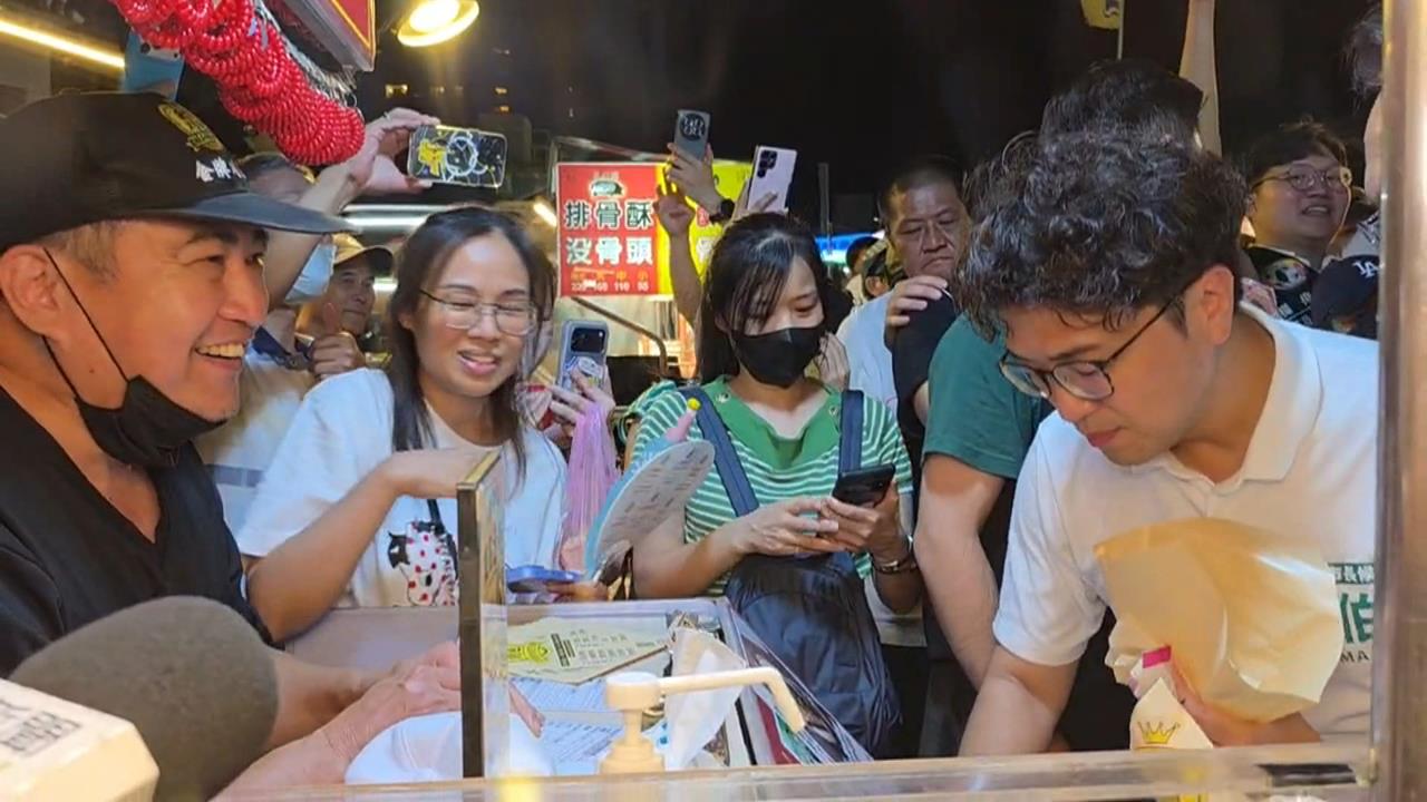 洋流經濟！沈伯洋中壢夜市大啖刈包掀討論　攤位吸民眾朝聖買同款