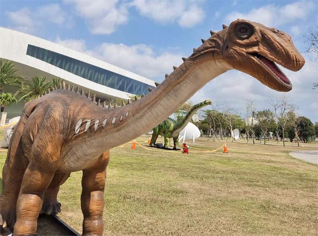 恐龍酷樂園兒童節連假降臨衛武營 鼓勵搭乘大眾運輸工具