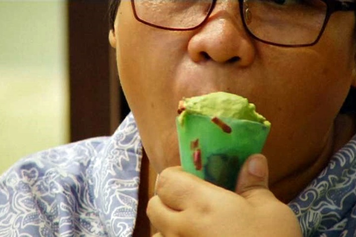 海草不只能吃！印尼拿海草粉做環保杯