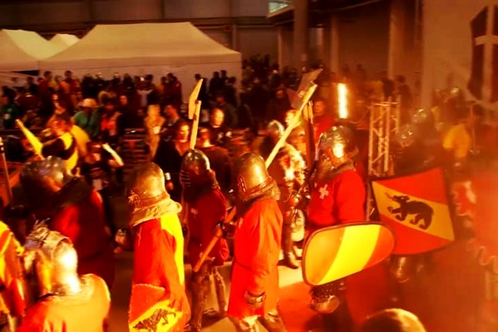 「中世紀武士對決錦標賽」穿著30公斤盔甲的真對決