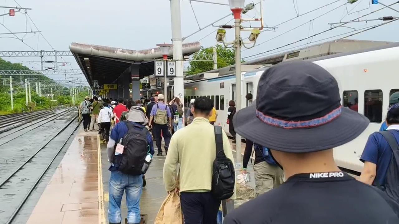 協助光復鄉災民清理家園　「鏟子超人們」湧入光復車站