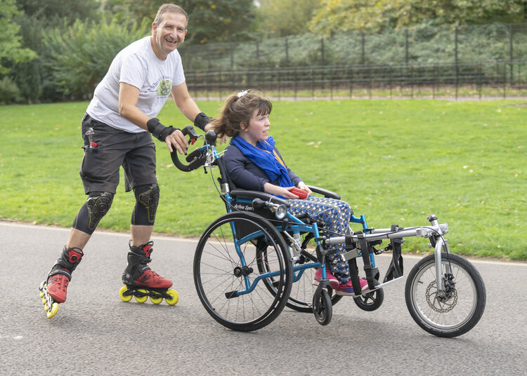 溜直排輪推輪椅　身障者感受行動與運動新體驗