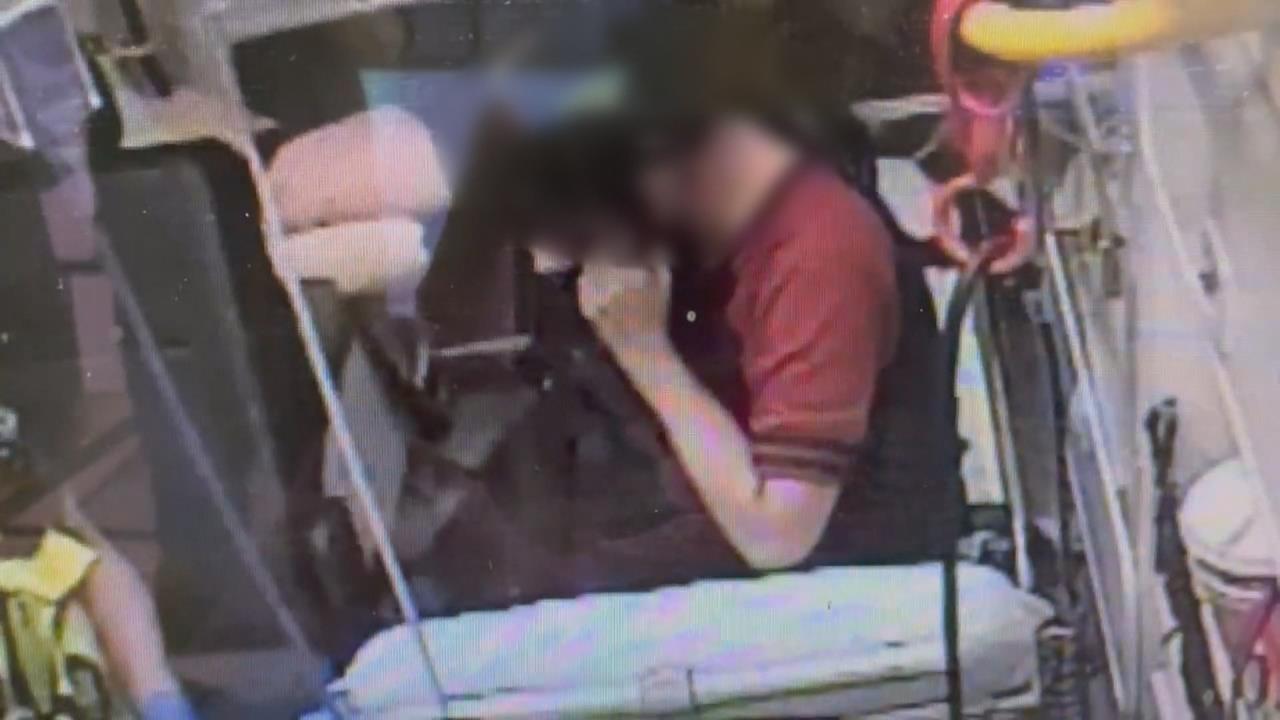 51歲女駕駛轉彎恍神？　自撞中央分隔島翻車