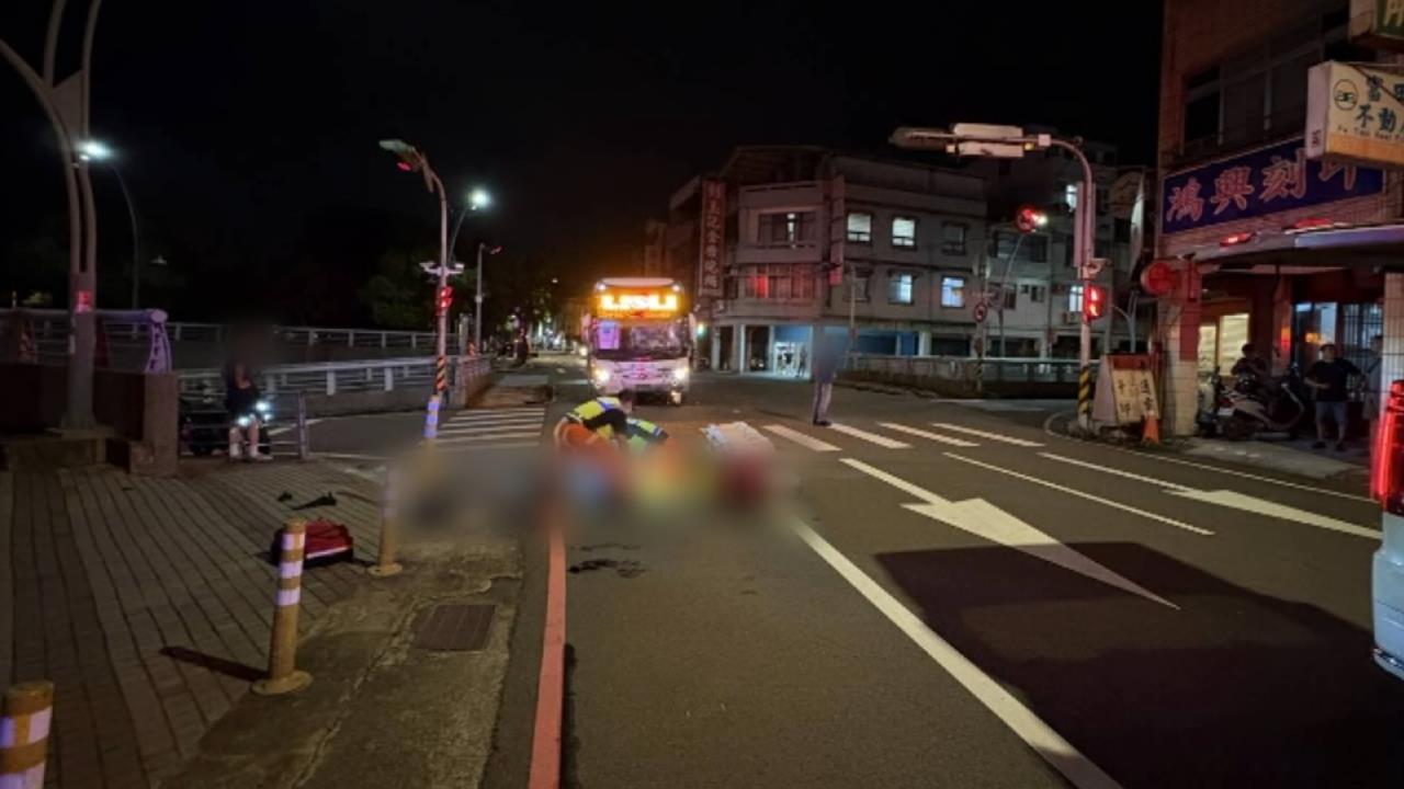 家人心碎！聯大２生機車雙載　疑闖紅燈撞客運傷重不治雙亡