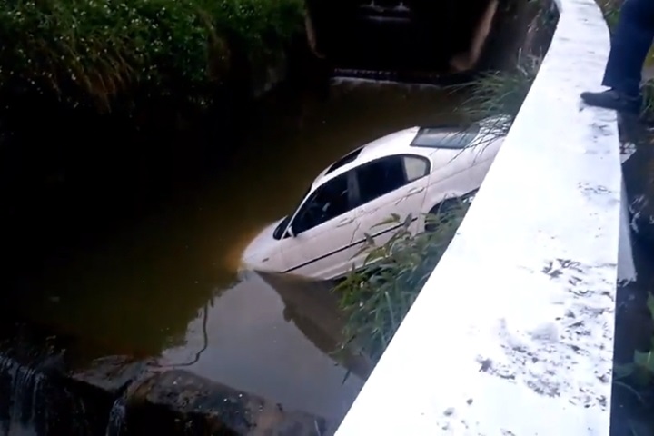 南港區落水意外 百萬名車插進水溝