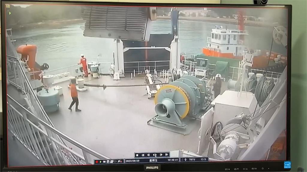 擦撞出港「新台馬輪」 拖駁船破洞進水沉入馬祖福澳港