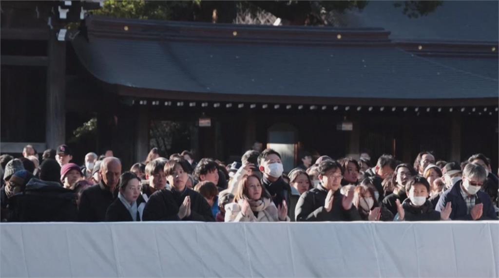 日本迎新年！抱巨無霸籤筒求籤　熊野那智神社占卜今年運勢