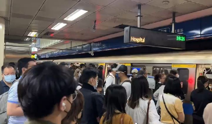 快新聞／北捷列車下班尖峰「突動不了」　板南線上千旅客改搭下一班